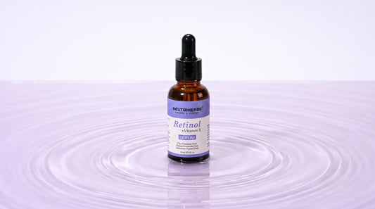 Neutriherbs Retinol 0,25% + Vitamin E Serum, lavendel vattenbakgrund
