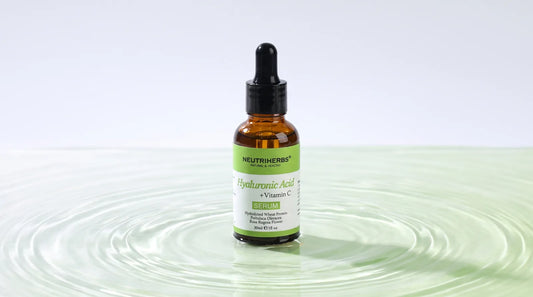 Neutriherbs Hyaluronsyra 5% + Vitamin C Serum, fräsch grön vattenbakgrund