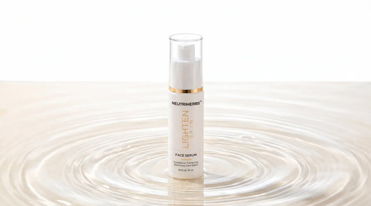 Neutriherbs Lightening Serum mot pigmentflackar, champagne vattenbakgrund