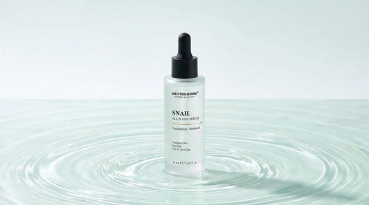 Neutriherbs Snail Serum med snigelslem, mint vattenbakgrund